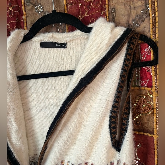 On Blue - Sleeveless Hooded Tribal Pattern Vest - Picture 4 of 8